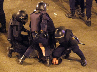 La policía ha desalojado por tercera noche consecutiva a un centenar de "indignados" de la Puerta del Sol.