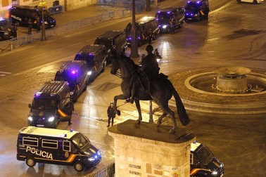 La policía ha desalojado por tercera noche consecutiva a un centenar de "indignados" de la Puerta del Sol.
