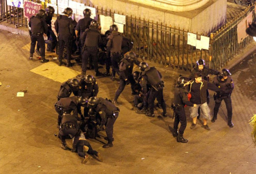 La policía ha desalojado por tercera noche consecutiva a un centenar de "indignados" de la Puerta del Sol.