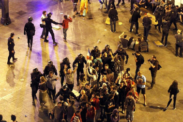 La policía ha desalojado por tercera noche consecutiva a un centenar de "indignados" de la Puerta del Sol.