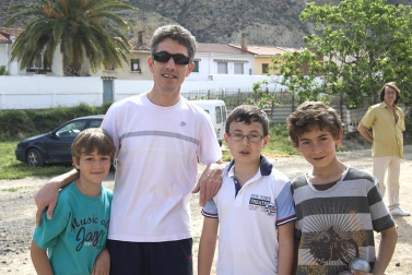 Vecinos de Azagra de todas las edades, niños, adolescentes, jóvenes, adultos y mayores, se enfundaron sus atuendos más cómodos para participar en la IV Semana del Deporte de la localidad. ¡Click! también quiso ponerse en forma y hacer un poco de ejercicio y acompañó a los participantes en las distintas pruebas, aprendiendo los secretos del juego de petanca.