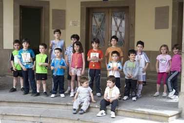 Vecinos de Azagra de todas las edades, niños, adolescentes, jóvenes, adultos y mayores, se enfundaron sus atuendos más cómodos para participar en la IV Semana del Deporte de la localidad. ¡Click! también quiso ponerse en forma y hacer un poco de ejercicio y acompañó a los participantes en las distintas pruebas, aprendiendo los secretos del juego de petanca.