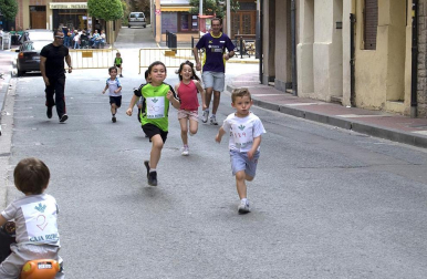 Vecinos de Azagra de todas las edades, niños, adolescentes, jóvenes, adultos y mayores, se enfundaron sus atuendos más cómodos para participar en la IV Semana del Deporte de la localidad. ¡Click! también quiso ponerse en forma y hacer un poco de ejercicio y acompañó a los participantes en las distintas pruebas, aprendiendo los secretos del juego de petanca.