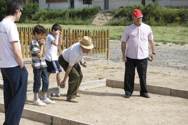 Vecinos de Azagra de todas las edades, niños, adolescentes, jóvenes, adultos y mayores, se enfundaron sus atuendos más cómodos para participar en la IV Semana del Deporte de la localidad. ¡Click! también quiso ponerse en forma y hacer un poco de ejercicio y acompañó a los participantes en las distintas pruebas, aprendiendo los secretos del juego de petanca.