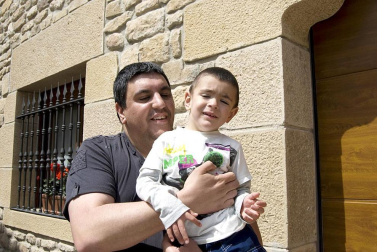 Vecinos de Azagra de todas las edades, niños, adolescentes, jóvenes, adultos y mayores, se enfundaron sus atuendos más cómodos para participar en la IV Semana del Deporte de la localidad. ¡Click! también quiso ponerse en forma y hacer un poco de ejercicio y acompañó a los participantes en las distintas pruebas, aprendiendo los secretos del juego de petanca.