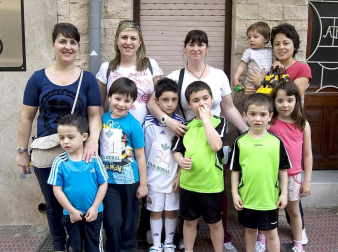 Vecinos de Azagra de todas las edades, niños, adolescentes, jóvenes, adultos y mayores, se enfundaron sus atuendos más cómodos para participar en la IV Semana del Deporte de la localidad. ¡Click! también quiso ponerse en forma y hacer un poco de ejercicio y acompañó a los participantes en las distintas pruebas, aprendiendo los secretos del juego de petanca.