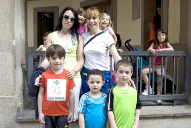 Vecinos de Azagra de todas las edades, niños, adolescentes, jóvenes, adultos y mayores, se enfundaron sus atuendos más cómodos para participar en la IV Semana del Deporte de la localidad. ¡Click! también quiso ponerse en forma y hacer un poco de ejercicio y acompañó a los participantes en las distintas pruebas, aprendiendo los secretos del juego de petanca.