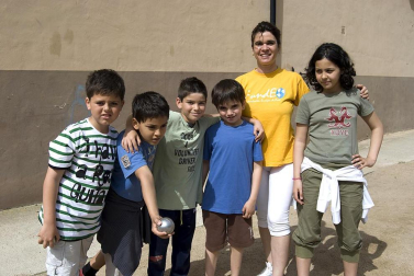 Vecinos de Azagra de todas las edades, niños, adolescentes, jóvenes, adultos y mayores, se enfundaron sus atuendos más cómodos para participar en la IV Semana del Deporte de la localidad. ¡Click! también quiso ponerse en forma y hacer un poco de ejercicio y acompañó a los participantes en las distintas pruebas, aprendiendo los secretos del juego de petanca.