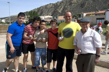 Vecinos de Azagra de todas las edades, niños, adolescentes, jóvenes, adultos y mayores, se enfundaron sus atuendos más cómodos para participar en la IV Semana del Deporte de la localidad. ¡Click! también quiso ponerse en forma y hacer un poco de ejercicio y acompañó a los participantes en las distintas pruebas, aprendiendo los secretos del juego de petanca.