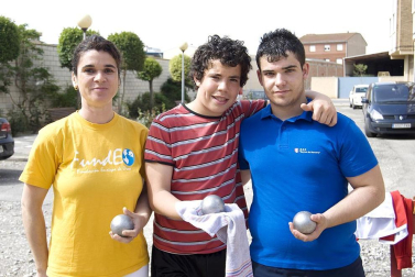Vecinos de Azagra de todas las edades, niños, adolescentes, jóvenes, adultos y mayores, se enfundaron sus atuendos más cómodos para participar en la IV Semana del Deporte de la localidad. ¡Click! también quiso ponerse en forma y hacer un poco de ejercicio y acompañó a los participantes en las distintas pruebas, aprendiendo los secretos del juego de petanca.