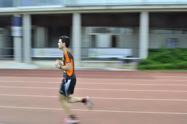La XXXI Media Maratón Ciudad de Pamplona fue todo un éxito, tanto organizativo como de participantes. El sol acompañó a los 1.200 corredores que tomaron parte en la prueba organizada por el Beste Iruña que, además, venció en la carrera, pues ganaron dos de sus corredores. En categoría masculina fue Antonio Etxeberria el que se hizo con el triunfo, mientras que Salima Charki venció en la categoría femenina.