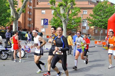 La XXXI Media Maratón Ciudad de Pamplona fue todo un éxito, tanto organizativo como de participantes. El sol acompañó a los 1.200 corredores que tomaron parte en la prueba organizada por el Beste Iruña que, además, venció en la carrera, pues ganaron dos de sus corredores. En categoría masculina fue Antonio Etxeberria el que se hizo con el triunfo, mientras que Salima Charki venció en la categoría femenina.