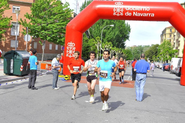 La XXXI Media Maratón Ciudad de Pamplona fue todo un éxito, tanto organizativo como de participantes. El sol acompañó a los 1.200 corredores que tomaron parte en la prueba organizada por el Beste Iruña que, además, venció en la carrera, pues ganaron dos de sus corredores. En categoría masculina fue Antonio Etxeberria el que se hizo con el triunfo, mientras que Salima Charki venció en la categoría femenina.