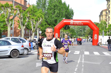 La XXXI Media Maratón Ciudad de Pamplona fue todo un éxito, tanto organizativo como de participantes. El sol acompañó a los 1.200 corredores que tomaron parte en la prueba organizada por el Beste Iruña que, además, venció en la carrera, pues ganaron dos de sus corredores. En categoría masculina fue Antonio Etxeberria el que se hizo con el triunfo, mientras que Salima Charki venció en la categoría femenina.