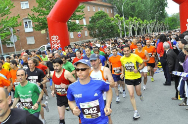 La XXXI Media Maratón Ciudad de Pamplona fue todo un éxito, tanto organizativo como de participantes. El sol acompañó a los 1.200 corredores que tomaron parte en la prueba organizada por el Beste Iruña que, además, venció en la carrera, pues ganaron dos de sus corredores. En categoría masculina fue Antonio Etxeberria el que se hizo con el triunfo, mientras que Salima Charki venció en la categoría femenina.