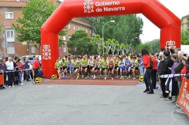 La XXXI Media Maratón Ciudad de Pamplona fue todo un éxito, tanto organizativo como de participantes. El sol acompañó a los 1.200 corredores que tomaron parte en la prueba organizada por el Beste Iruña que, además, venció en la carrera, pues ganaron dos de sus corredores. En categoría masculina fue Antonio Etxeberria el que se hizo con el triunfo, mientras que Salima Charki venció en la categoría femenina.