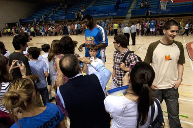 Cerca de dos horas de espectáculo puro y duro. Los Harlem Globetrotters llegaron a Pamplona con un show en el que la música, el humor y los mates espectaculares fueron los protagonistas. Pero también el público jugó un papel muy importante en este peculiar partido de baloncesto, pues en varias ocasiones los jugadores sacaron a la pista a aficionados para gastarles bromas o hacerles partícipes de unos números que hicieron las delicias de los cerca de 1.300 aficionados que se acercaron hasta el Pabellón Universitario.