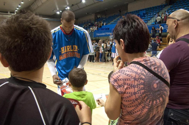 Cerca de dos horas de espectáculo puro y duro. Los Harlem Globetrotters llegaron a Pamplona con un show en el que la música, el humor y los mates espectaculares fueron los protagonistas. Pero también el público jugó un papel muy importante en este peculiar partido de baloncesto, pues en varias ocasiones los jugadores sacaron a la pista a aficionados para gastarles bromas o hacerles partícipes de unos números que hicieron las delicias de los cerca de 1.300 aficionados que se acercaron hasta el Pabellón Universitario.