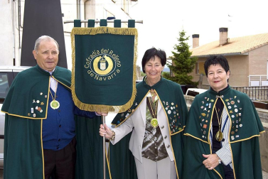 El espárrago es una de las verduras más tradicionales y representativas de Navarra. Por eso, el denominado oro blanco tiene su jornada de exaltación. Cientos de enamorados de este fruto acudieron el pasado domingo a Dicastillo para celebrar el XXII Día del Espárrago, que contó con un amplio y variado programa de actividades, en el que destacó la degustación popular en la que se repartieron más de 400 kilos de este producto.