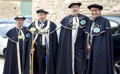 El espárrago es una de las verduras más tradicionales y representativas de Navarra. Por eso, el denominado oro blanco tiene su jornada de exaltación. Cientos de enamorados de este fruto acudieron el pasado domingo a Dicastillo para celebrar el XXII Día del Espárrago, que contó con un amplio y variado programa de actividades, en el que destacó la degustación popular en la que se repartieron más de 400 kilos de este producto.