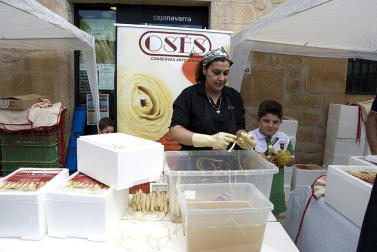 El espárrago es una de las verduras más tradicionales y representativas de Navarra. Por eso, el denominado oro blanco tiene su jornada de exaltación. Cientos de enamorados de este fruto acudieron el pasado domingo a Dicastillo para celebrar el XXII Día del Espárrago, que contó con un amplio y variado programa de actividades, en el que destacó la degustación popular en la que se repartieron más de 400 kilos de este producto.