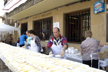 El espárrago es una de las verduras más tradicionales y representativas de Navarra. Por eso, el denominado oro blanco tiene su jornada de exaltación. Cientos de enamorados de este fruto acudieron el pasado domingo a Dicastillo para celebrar el XXII Día del Espárrago, que contó con un amplio y variado programa de actividades, en el que destacó la degustación popular en la que se repartieron más de 400 kilos de este producto.