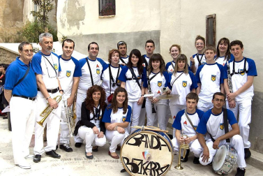 El espárrago es una de las verduras más tradicionales y representativas de Navarra. Por eso, el denominado oro blanco tiene su jornada de exaltación. Cientos de enamorados de este fruto acudieron el pasado domingo a Dicastillo para celebrar el XXII Día del Espárrago, que contó con un amplio y variado programa de actividades, en el que destacó la degustación popular en la que se repartieron más de 400 kilos de este producto.