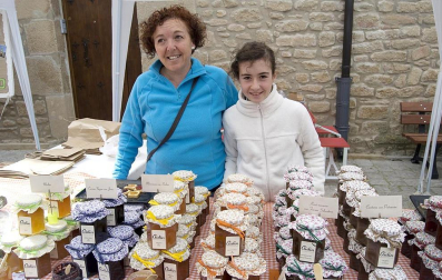 El espárrago es una de las verduras más tradicionales y representativas de Navarra. Por eso, el denominado oro blanco tiene su jornada de exaltación. Cientos de enamorados de este fruto acudieron el pasado domingo a Dicastillo para celebrar el XXII Día del Espárrago, que contó con un amplio y variado programa de actividades, en el que destacó la degustación popular en la que se repartieron más de 400 kilos de este producto.