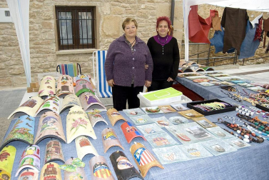 El espárrago es una de las verduras más tradicionales y representativas de Navarra. Por eso, el denominado oro blanco tiene su jornada de exaltación. Cientos de enamorados de este fruto acudieron el pasado domingo a Dicastillo para celebrar el XXII Día del Espárrago, que contó con un amplio y variado programa de actividades, en el que destacó la degustación popular en la que se repartieron más de 400 kilos de este producto.