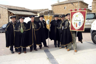El espárrago es una de las verduras más tradicionales y representativas de Navarra. Por eso, el denominado oro blanco tiene su jornada de exaltación. Cientos de enamorados de este fruto acudieron el pasado domingo a Dicastillo para celebrar el XXII Día del Espárrago, que contó con un amplio y variado programa de actividades, en el que destacó la degustación popular en la que se repartieron más de 400 kilos de este producto.
