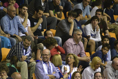 Imágenes de los asistentes al primer partido de la semifinal de los playoff entre Grupo Iruña y Menorca