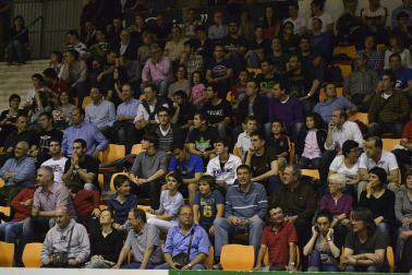 Imágenes de los asistentes al primer partido de la semifinal de los playoff entre Grupo Iruña y Menorca