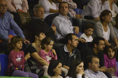 Imágenes de los asistentes al primer partido de la semifinal de los playoff entre Grupo Iruña y Menorca