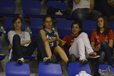 Imágenes de los asistentes al primer partido de la semifinal de los playoff entre Grupo Iruña y Menorca