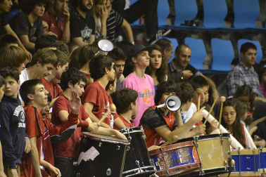 Imágenes de los asistentes al primer partido de la semifinal de los playoff entre Grupo Iruña y Menorca