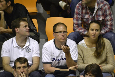 Imágenes de los asistentes al primer partido de la semifinal de los playoff entre Grupo Iruña y Menorca
