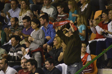 Imágenes de los asistentes al primer partido de la semifinal de los playoff entre Grupo Iruña y Menorca