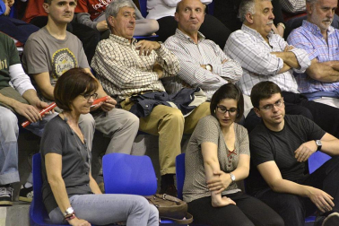 Imágenes de los asistentes al primer partido de la semifinal de los playoff entre Grupo Iruña y Menorca