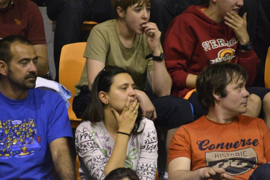 Imágenes de los asistentes al primer partido de la semifinal de los playoff entre Grupo Iruña y Menorca