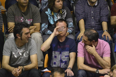 Imágenes de los asistentes al primer partido de la semifinal de los playoff entre Grupo Iruña y Menorca