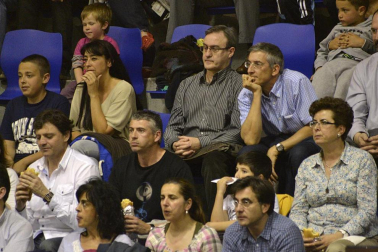 Imágenes de los asistentes al primer partido de la semifinal de los playoff entre Grupo Iruña y Menorca