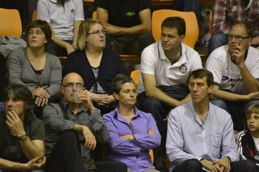 Imágenes de los asistentes al primer partido de la semifinal de los playoff entre Grupo Iruña y Menorca
