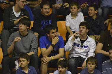 Imágenes de los asistentes al primer partido de la semifinal de los playoff entre Grupo Iruña y Menorca