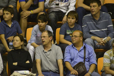 Imágenes de los asistentes al primer partido de la semifinal de los playoff entre Grupo Iruña y Menorca