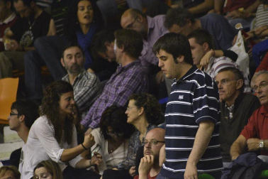 Imágenes de los asistentes al primer partido de la semifinal de los playoff entre Grupo Iruña y Menorca