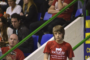 Imágenes de los asistentes al primer partido de la semifinal de los playoff entre Grupo Iruña y Menorca