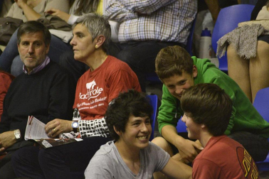 Imágenes de los asistentes al primer partido de la semifinal de los playoff entre Grupo Iruña y Menorca