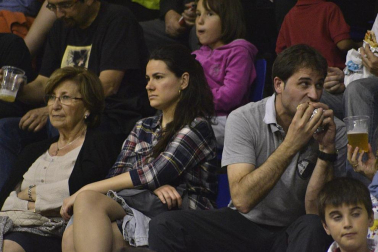 Imágenes de los asistentes al primer partido de la semifinal de los playoff entre Grupo Iruña y Menorca