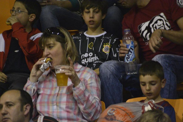 Imágenes de los asistentes al primer partido de la semifinal de los playoff entre Grupo Iruña y Menorca