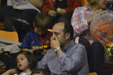 Imágenes de los asistentes al primer partido de la semifinal de los playoff entre Grupo Iruña y Menorca